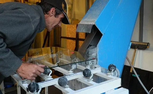 Atelier de découpe de verre sur mesure - Rodage d'un verre -  All Vitres SRL à Soignies : précision et réactivité pour tous vos 