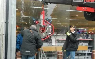 Remplacement de vitrine de magasin avec robot ventouse à Mons par All Vitres SRL