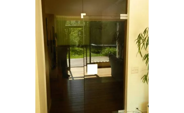 Agrandissez votre espace avec une cloison ou porte en verre