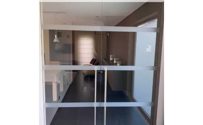 Agrandissez votre espace avec une cloison ou porte en verre
