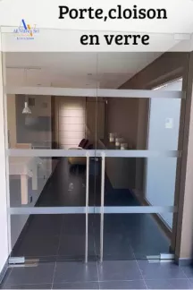 Agrandissez votre espace avec une cloison ou porte en verre Agrandissez votre espace avec une cloison ou porte en verre
