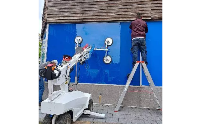 Remplacement de vitrine de magasin avec robot ventouse à La Louvière par All Vitres SRL