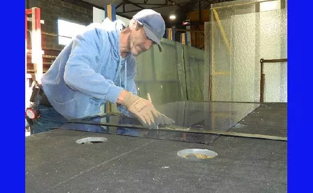 Atelier de découpe de verre sur mesure - All Vitres SRL à Soignies : précision et réactivité pour tous vos p